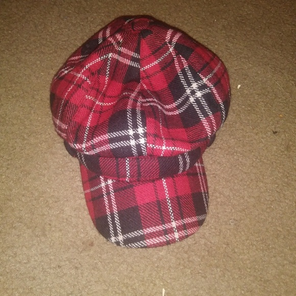 A hat - Picture 1 of 3